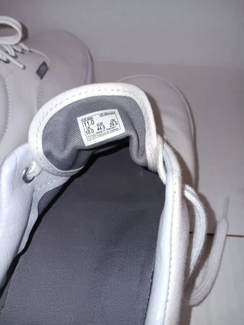 VANS MEN'S CLASSIC WHITE CANVAS SNEAKERS